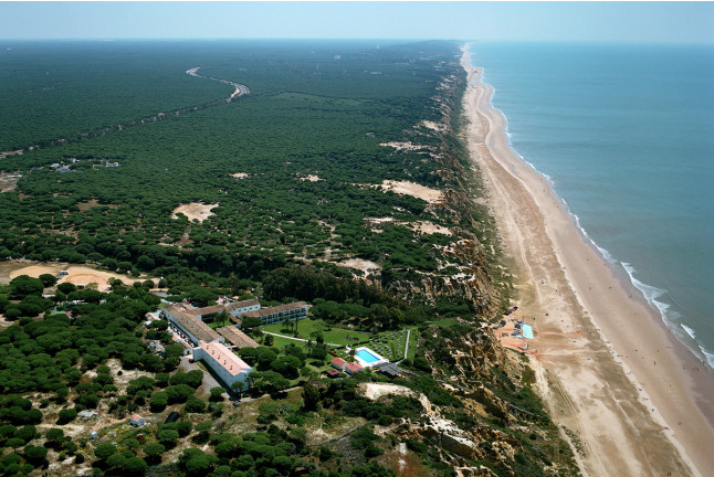 Escapada con Desayuno y Comida o Cena para dos personas en Parador de Mazagón (Huelva)