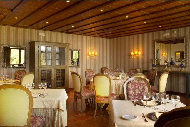 Escapada con Desayuno y Comida o Cena para dos personas en Parador de Mazagón (Huelva)