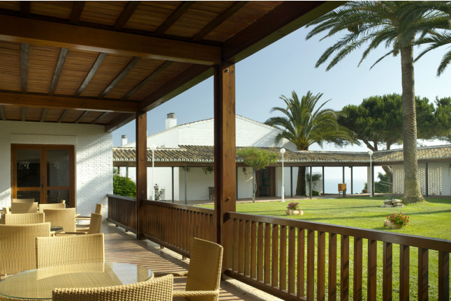Escapada con Desayuno y Comida o Cena para dos personas en Parador de Mazagón (Huelva)