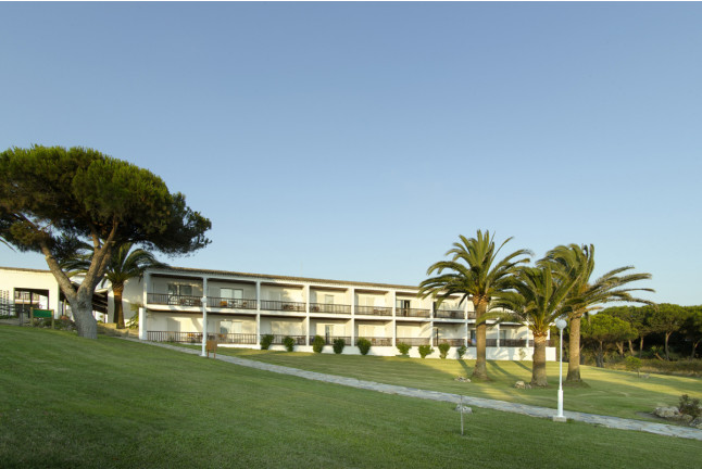 Escapada con Desayuno y Comida o Cena para dos personas en Parador de Mazagón (Huelva)