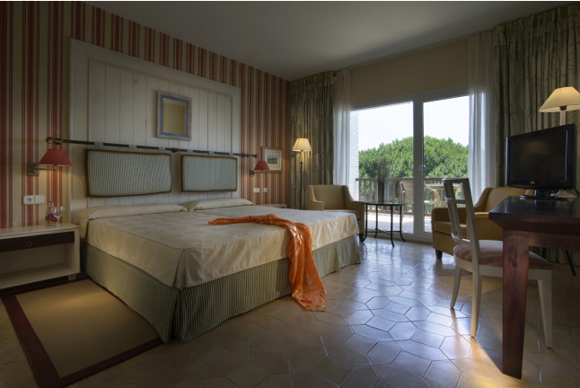 Escapada con Desayuno y Comida o Cena para dos personas en Parador de Mazagón (Huelva)
