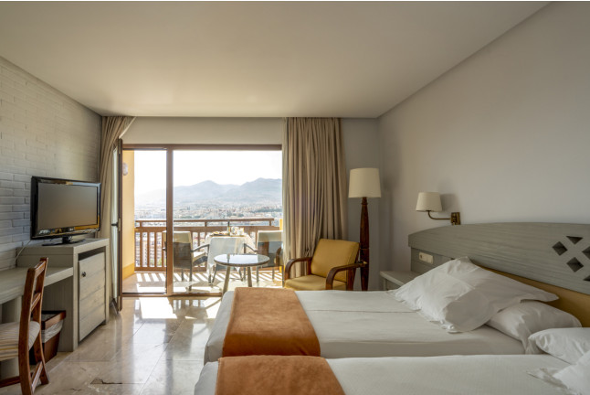 Escapada con Desayuno y Comida o Cena para dos personas en Parador de Melilla (Melilla)