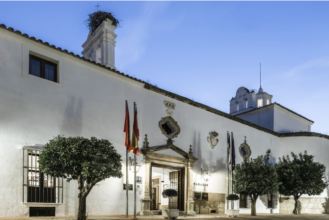 Escapada con Desayuno y Comida o Cena para dos personas en Parador de Mérida (Badajoz)