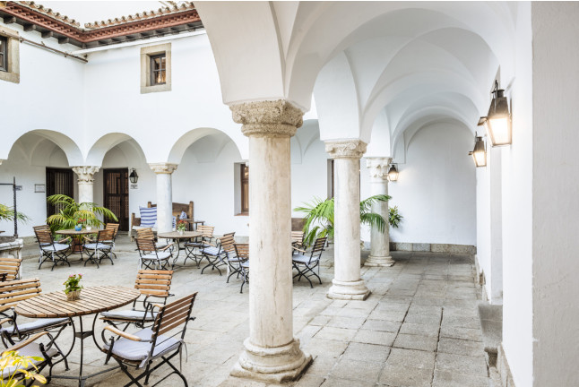 Escapada con Desayuno y Comida o Cena para dos personas en Parador de Mérida (Badajoz)