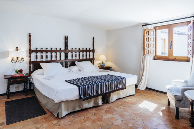 Escapada con Desayuno y Comida o Cena para dos personas en Parador de Mérida (Badajoz)