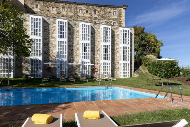 Escapada con Desayuno y Comida o Cena para dos personas en Parador de Monforte de Lemos (Lugo)