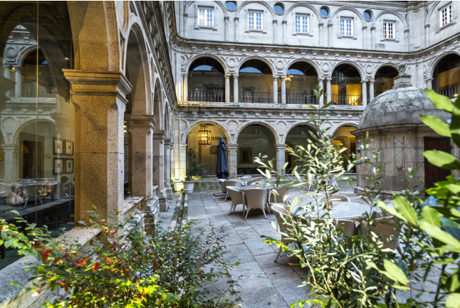 Escapada con Desayuno y Comida o Cena para dos personas en Parador de Monforte de Lemos (Lugo)