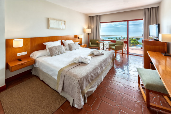 Escapada con Desayuno y Comida o Cena para dos personas en Parador de Nerja (Málaga)