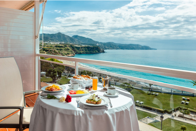 Escapada con Desayuno y Comida o Cena para dos personas en Parador de Nerja (Málaga)