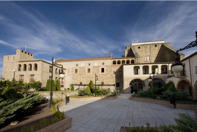 Escapada con Desayuno y Comida o Cena para dos personas en Parador de Plasencia (Cáceres)