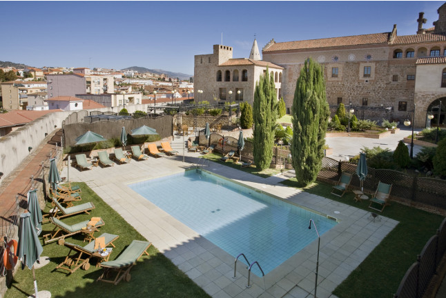 Escapada con Desayuno y Comida o Cena para dos personas en Parador de Plasencia (Cáceres)