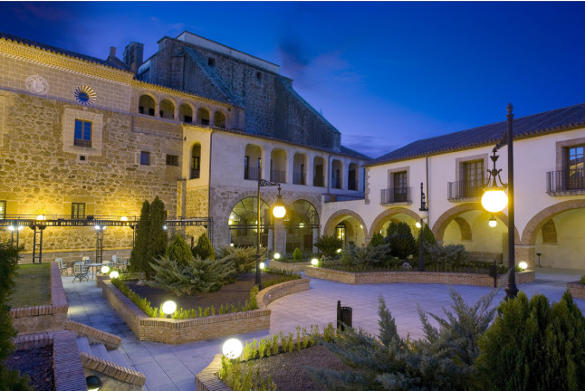 Escapada con Desayuno y Comida o Cena para dos personas en Parador de Plasencia (Cáceres)