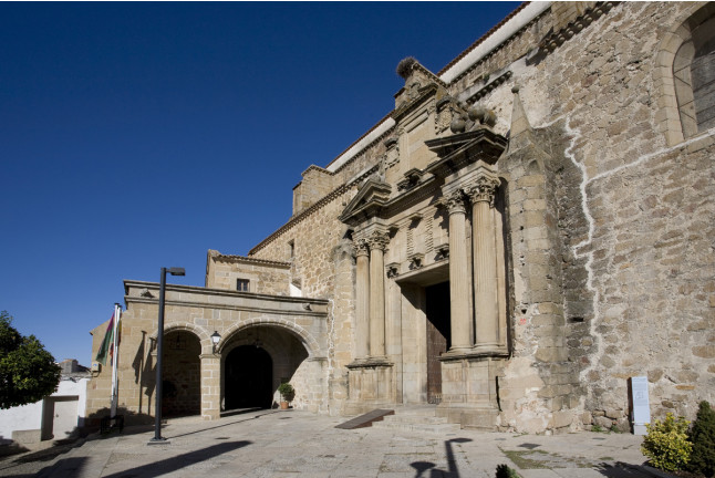 Escapada con Desayuno y Comida o Cena para dos personas en Parador de Plasencia (Cáceres)
