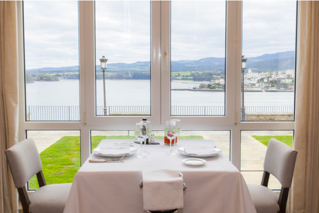 Escapada con Desayuno y Comida o Cena para dos personas en Parador de Ribadeo (Lugo)