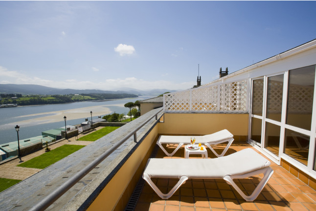Escapada con Desayuno y Comida o Cena para dos personas en Parador de Ribadeo (Lugo)