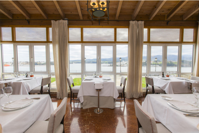 Escapada con Desayuno y Comida o Cena para dos personas en Parador de Ribadeo (Lugo)