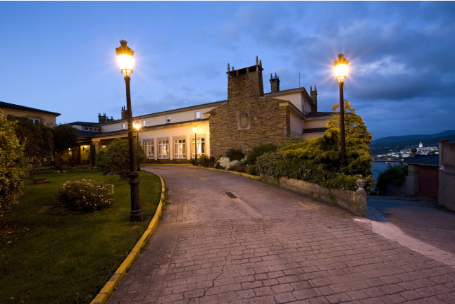 Escapada con Desayuno y Comida o Cena para dos personas en Parador de Ribadeo (Lugo)
