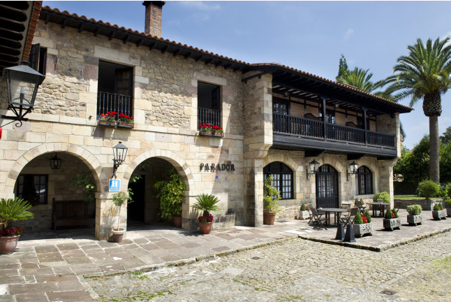 Escapada con Desayuno y Comida o Cena para dos personas en Parador de Santillana del Mar (Cantabria)
