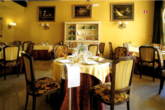 Escapada con Desayuno y Comida o Cena para dos personas en Parador de Santillana del Mar (Cantabria)