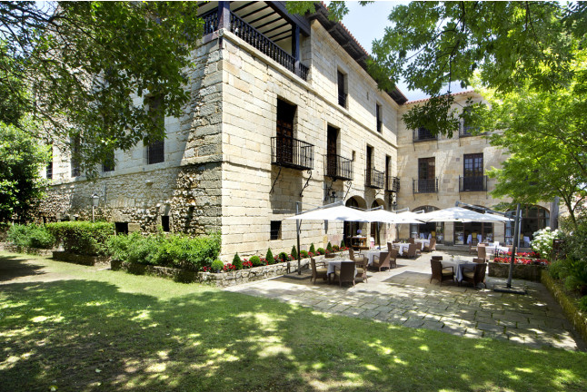 Escapada con Desayuno y Comida o Cena para dos personas en Parador de Santillana Gil Blas (Cantabria)