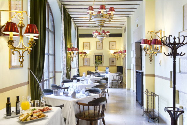 Escapada con Desayuno y Comida o Cena para dos personas en Parador de Santillana Gil Blas (Cantabria)