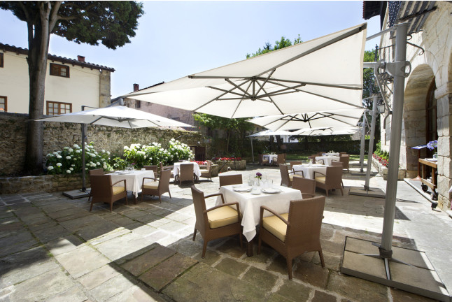 Escapada con Desayuno y Comida o Cena para dos personas en Parador de Santillana Gil Blas (Cantabria)