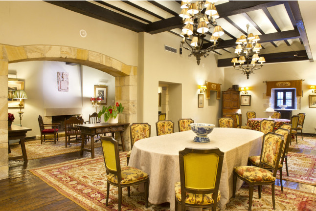 Escapada con Desayuno y Comida o Cena para dos personas en Parador de Santillana Gil Blas (Cantabria)