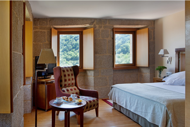 Escapada con Desayuno y Comida o Cena para dos personas en Parador de Santo Estevo (Ourense)
