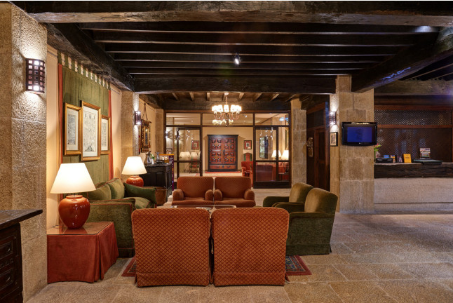 Escapada con Desayuno y Comida o Cena para dos personas en Parador de Sos del Rey Católico (Zaragoza)