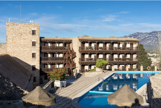 Escapada con Desayuno y Comida o Cena para dos personas en Parador de Tortosa (Tarragona)