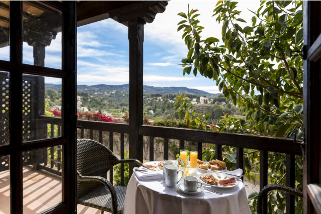Escapada con Desayuno y Comida o Cena para dos personas en Parador de Tortosa (Tarragona)