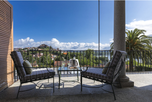 Escapada con Desayuno y Comida o Cena para dos personas en Parador de Tui (Pontevedra)