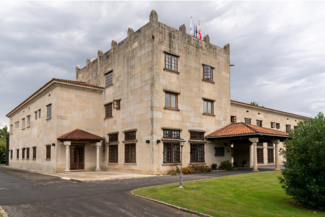 Escapada con Desayuno y Comida o Cena para dos personas en Parador de Verín (Ourense)