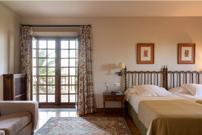 Escapada con Desayuno y Comida o Cena para dos personas en Parador de Verín (Ourense)