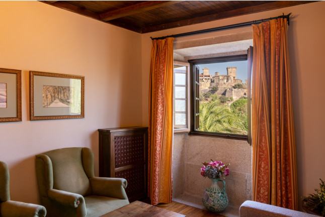 Escapada con Desayuno y Comida o Cena para dos personas en Parador de Verín (Ourense)