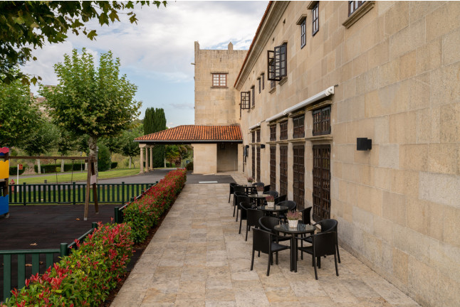 Escapada con Desayuno y Comida o Cena para dos personas en Parador de Verín (Ourense)