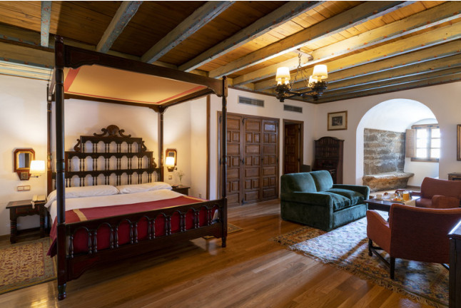 Escapada con Desayuno y Comida o Cena para dos personas en Parador de Vilalba (Lugo)