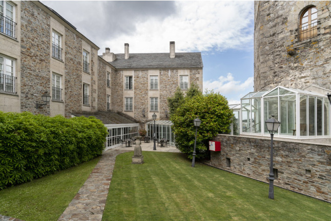 Escapada con Desayuno y Comida o Cena para dos personas en Parador de Vilalba (Lugo)