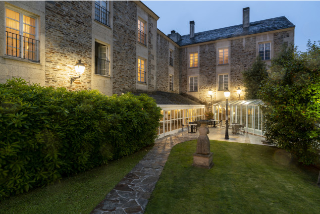 Escapada con Desayuno y Comida o Cena para dos personas en Parador de Vilalba (Lugo)