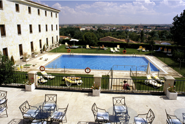 Escapada con Desayuno y Comida o Cena para dos personas en Parador de Zamora (Zamora)