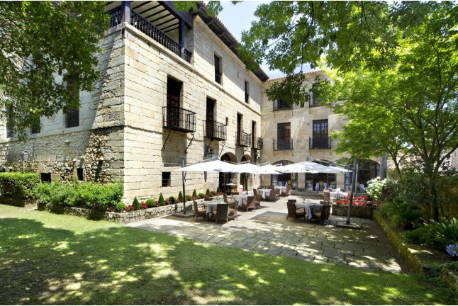 Mesa para dos: Comida o Cena para dos personas en Parador de Santillana Gil Blas (Cantabria)