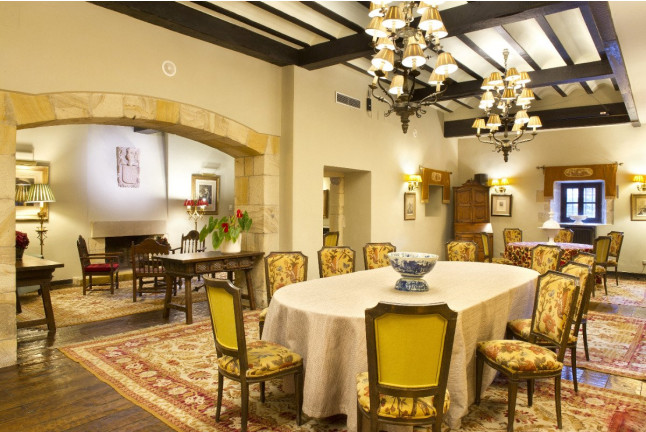 Mesa para dos: Comida o Cena para dos personas en Parador de Santillana Gil Blas (Cantabria)