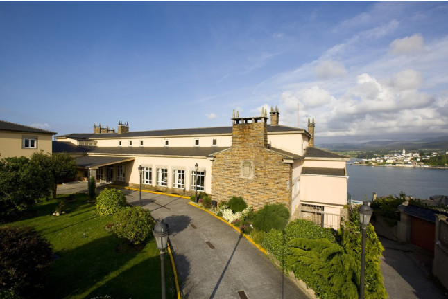 Mesa para dos: Comida o Cena para dos personas en Parador de Ribadeo (Lugo)