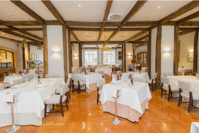 Mesa para dos: Comida o Cena para dos personas en Parador de Ribadeo (Lugo)