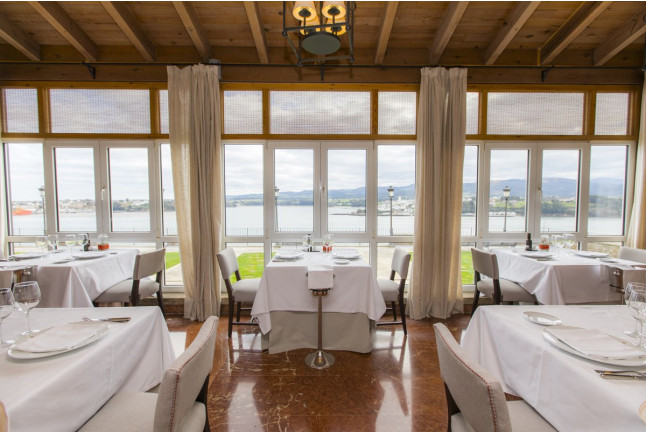 Mesa para dos: Comida o Cena para dos personas en Parador de Ribadeo (Lugo)