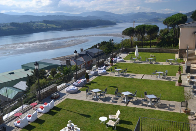 Mesa para dos: Comida o Cena para dos personas en Parador de Ribadeo (Lugo)