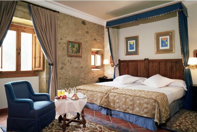 Escapada con Desayuno y Comida o Cena para dos personas en Parador de Santo Domingo Bernardo de Fresneda (La Rioja)