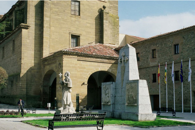 Escapada con Desayuno y Comida o Cena para dos personas en Parador de Santo Domingo Bernardo de Fresneda (La Rioja)
