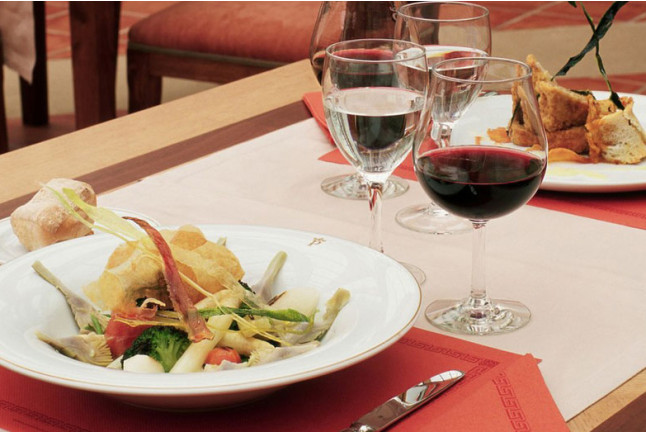 Escapada con Desayuno y Comida o Cena para dos personas en Parador de Santo Domingo Bernardo de Fresneda (La Rioja)