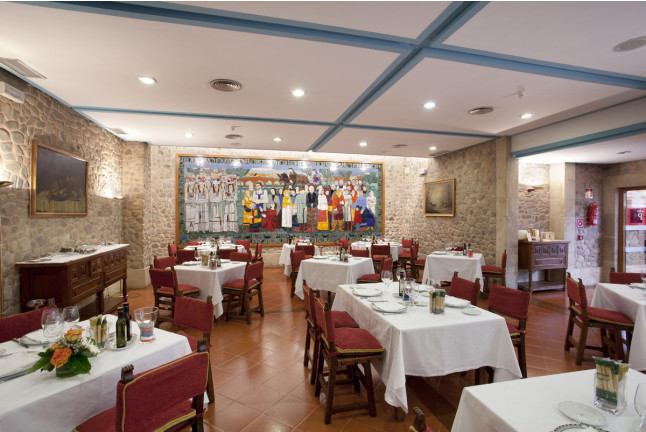 Escapada con Desayuno y Comida o Cena para dos personas en Parador de Santo Domingo de la Calzada (La Rioja)